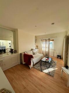 Living room (2).jpg