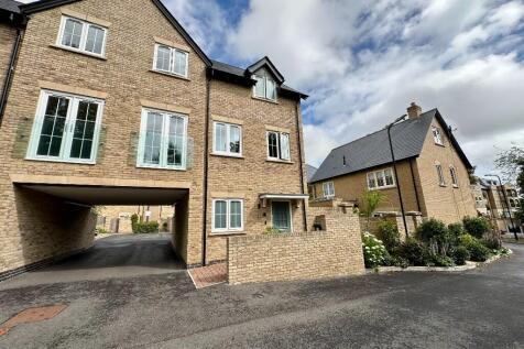 3 Canon Woods Close