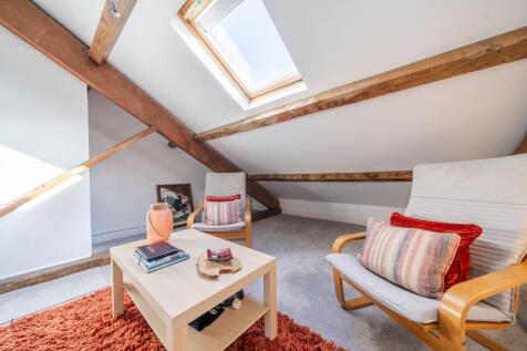 LOUNGE/BEDROOM