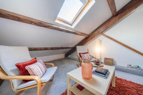 LOUNGE/BEDROOM