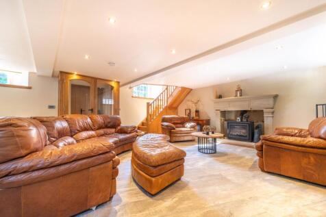 OPEN PLAN LIVING AREA