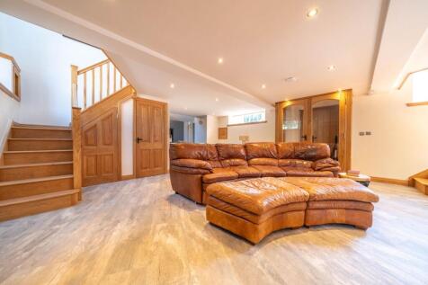 OPEN PLAN LIVING AREA