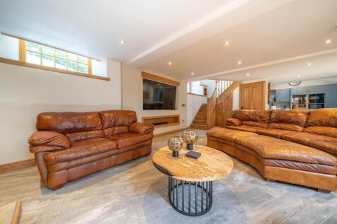 OPEN PLAN LIVING AREA
