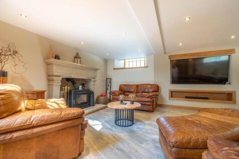 OPEN PLAN LIVING AREA