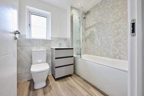 With a contemporary and complete bathroom