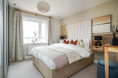 The king-size main bedroom has its own en-suite shower room
