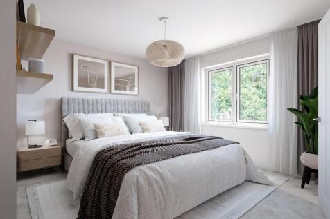 King-size main bedroom boasts it&#39;s own en-suite