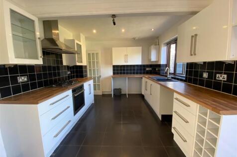 Kitchen 2.jpg