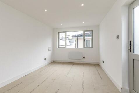 Ashgrove Ave, Abbotts Leigh Bed 5.jpg