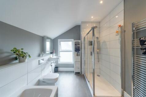LAxey Road, Horfield Bathroom 2.jpg