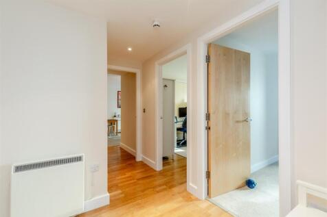Hamilton Court, Bristol Entrance Hall.jpg