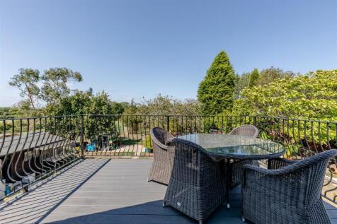 Lyndale, Over Lane Balcony.jpg