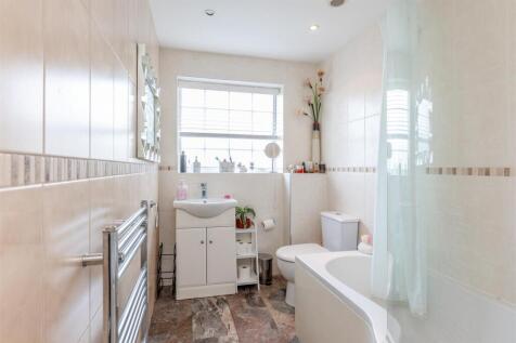 Parkers Close, Brentry Bathroom.jpg