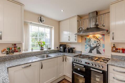 Parkers Close, Brentry Kitchen 2.jpg