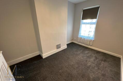 Bedroom_2.JPG