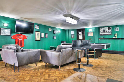 Bar &amp; Pool Room