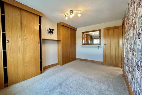 Bedroom 1 photo 2.jpg