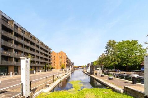Exterior/River Lea
