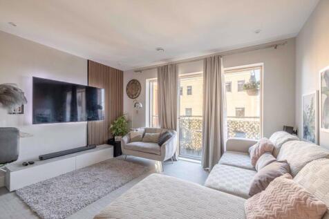 Living room &#43; balcony