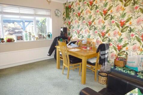 Bed 1 / Dining Room