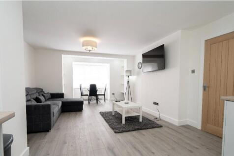 Lounge/Mod Kitchen