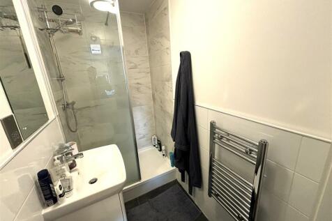 Shower Ensuite .jpeg