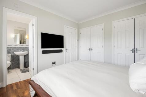 Bedroom (1).JPG