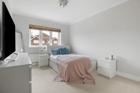 Bedroom (3).JPG