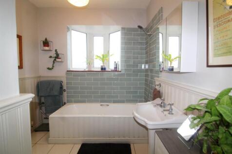 bathroom e.jpg