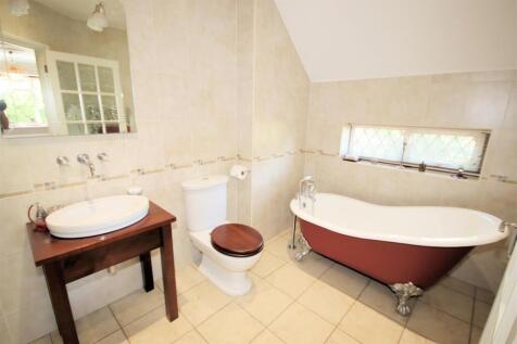 Master En-suite Bath/Shower Room