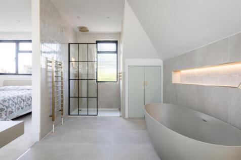 Principal bathroom