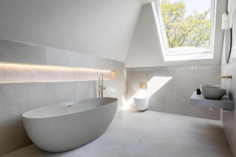 Principal bathroom