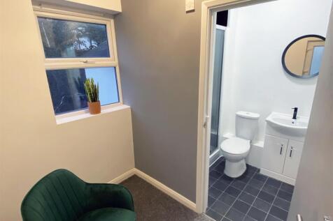 12 Dexter Street - En suite.jpg