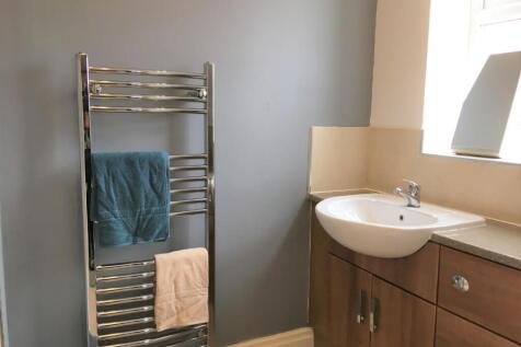 Room 4 18 En Suite.JPG
