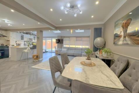 OPEN PLAN LIVING 2.jpg
