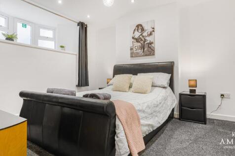 Basement Flat/Annex Front Bedroom/Living Room 