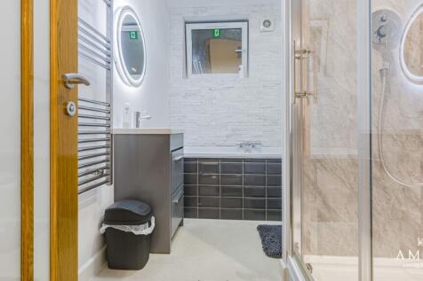 Basement Flat/Annex Bathroom