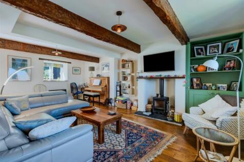 Living Area 2.jpg
