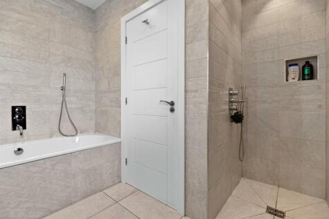 Bathroom 2.jpg