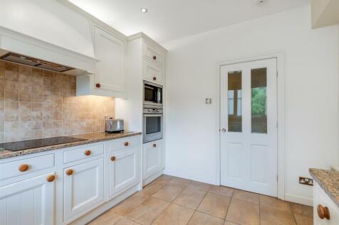 Kitchen 2.jpg