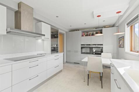 Kitchen 2.jpg