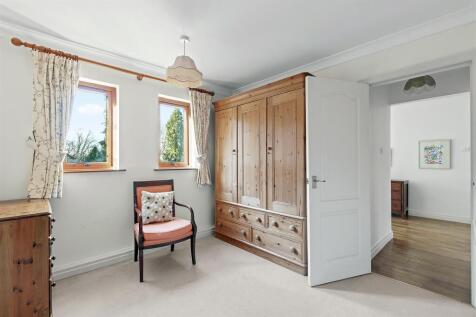 Bed 1 Dressing Area.jpg