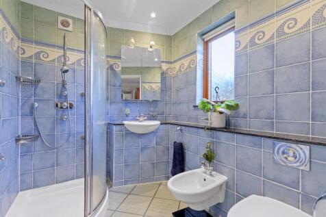 Bed 1 En Suite.jpg