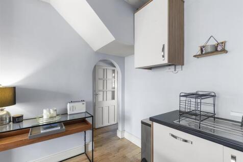 Kitchen 2.jpg