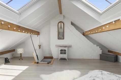 Attic Room 2.jpg