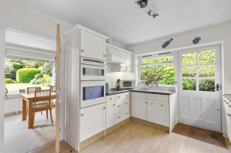 Kitchen 2.jpg