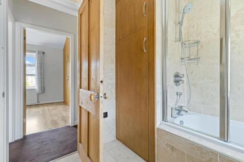Bathroom 2.jpg