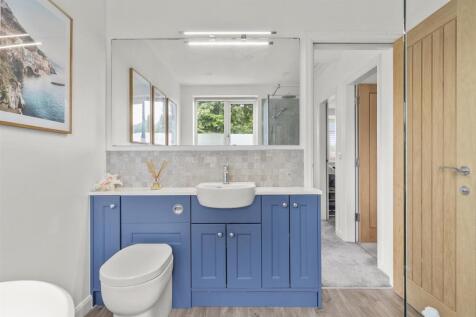 Bathroom 2.jpg