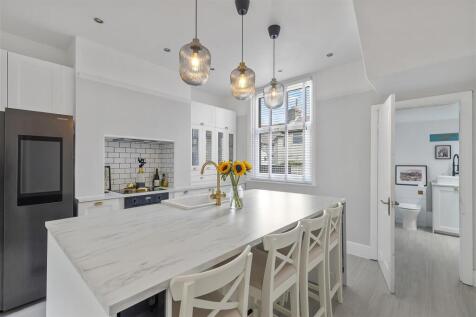 Kitchen 2.jpg