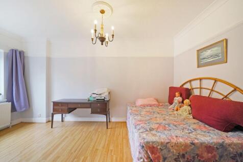 A cozy double bedroom featuring a comfortable f...